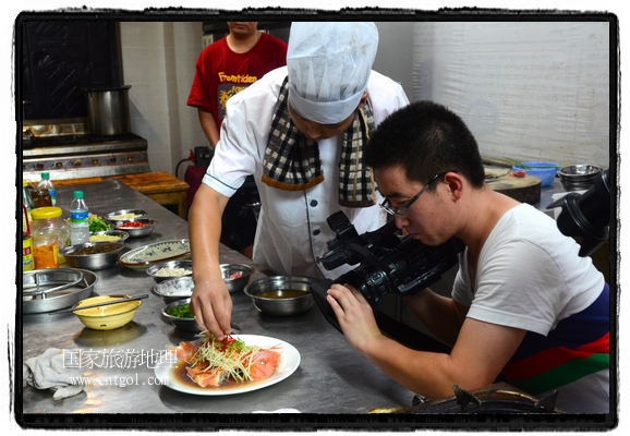 此次攝制組通過拍攝婺源代表名菜糊豆腐、粉蒸肉、荷包紅魚、賽鵝頸及地方小吃清明果、灰汁果、糯米子糕等來詮釋婺源美食經(jīng)典，展示婺源食文化，打造獨屬婺源的美食符號。