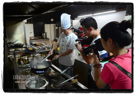 此次攝制組通過拍攝婺源代表名菜糊豆腐、粉蒸肉、荷包紅魚、賽鵝頸及地方小吃清明果、灰汁果、糯米子糕等來詮釋婺源美食經(jīng)典，展示婺源食文化，打造獨屬婺源的美食符號。