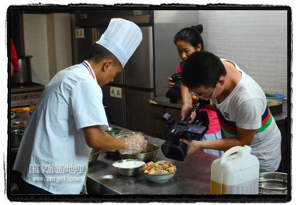 此次攝制組通過拍攝婺源代表名菜糊豆腐、粉蒸肉、荷包紅魚、賽鵝頸及地方小吃清明果、灰汁果、糯米子糕等來詮釋婺源美食經(jīng)典，展示婺源食文化，打造獨屬婺源的美食符號。