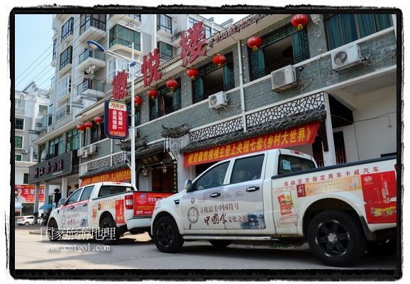 此次攝制組通過拍攝婺源代表名菜糊豆腐、粉蒸肉、荷包紅魚、賽鵝頸及地方小吃清明果、灰汁果、糯米子糕等來詮釋婺源美食經(jīng)典，展示婺源食文化，打造獨屬婺源的美食符號。