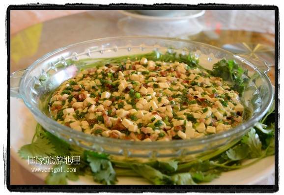 此次攝制組通過拍攝婺源代表名菜糊豆腐、粉蒸肉、荷包紅魚、賽鵝頸及地方小吃清明果、灰汁果、糯米子糕等來詮釋婺源美食經(jīng)典，展示婺源食文化，打造獨屬婺源的美食符號。