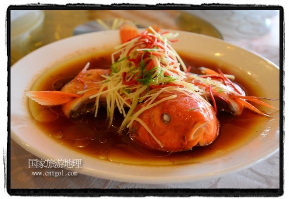 此次攝制組通過拍攝婺源代表名菜糊豆腐、粉蒸肉、荷包紅魚、賽鵝頸及地方小吃清明果、灰汁果、糯米子糕等來詮釋婺源美食經(jīng)典，展示婺源食文化，打造獨屬婺源的美食符號。