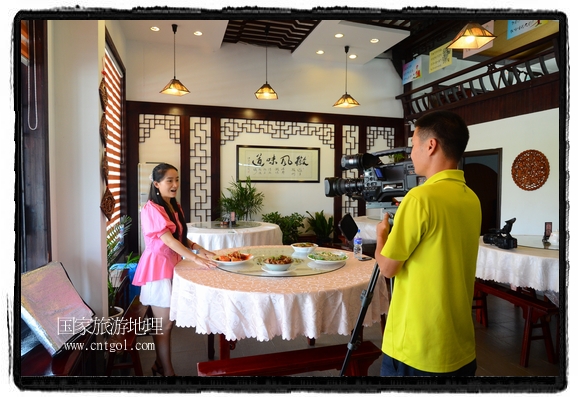 此次攝制組通過拍攝婺源代表名菜糊豆腐、粉蒸肉、荷包紅魚、賽鵝頸及地方小吃清明果、灰汁果、糯米子糕等來詮釋婺源美食經(jīng)典，展示婺源食文化，打造獨屬婺源的美食符號。