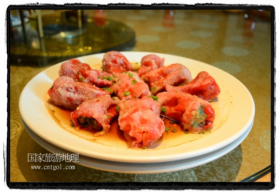 此次攝制組通過拍攝婺源代表名菜糊豆腐、粉蒸肉、荷包紅魚、賽鵝頸及地方小吃清明果、灰汁果、糯米子糕等來詮釋婺源美食經(jīng)典，展示婺源食文化，打造獨屬婺源的美食符號。