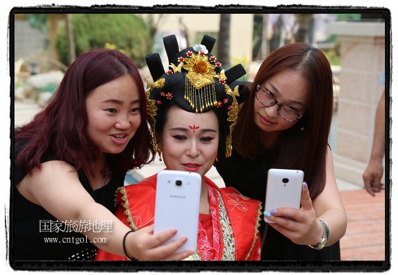 6月19日，端午節(jié)的前一天，甘肅平?jīng)鍪嗅轻紖^(qū)南山公園澳廈麗灣小區(qū)“邀請(qǐng)”唐朝被譽(yù)為四大美女之一的“楊貴妃”前來(lái)與市民見(jiàn)面，共度“端午佳節(jié)”。期間，“貴妃娘娘”由一名解說(shuō)人員做向?qū)?，與小區(qū)居民一同游玩、賞景、互敬酒水、合影留念，并現(xiàn)場(chǎng)贈(zèng)送大人小孩粽子、香包和糖果。