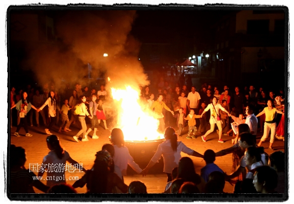 甘肅平?jīng)鍪嗅轻脊沛?zhèn)舉辦了篝火晚會，1000余名市民參與其中，大家載歌載舞，在歡快熱鬧的氣氛中為每一位父親送祝福。父親節(jié)（Father's Day），顧名思義是感恩父親的節(jié)日。約始于二十世紀(jì)初，起源于美國，現(xiàn)已廣泛流傳于世界各地，節(jié)日日期因地域而存在差異。