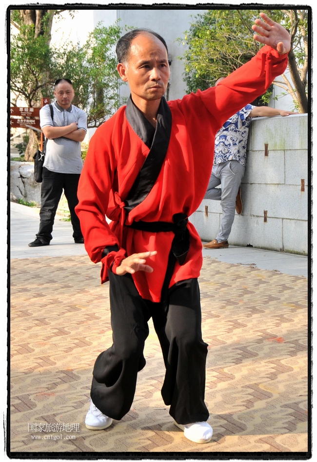 6月20日，小朋友們和中國武術(shù)愛好者們在江西省婺源縣熹園景區(qū)表演中國傳統(tǒng)的中國武術(shù)功夫，吸引許多游人前來駐足觀看。當(dāng)日是中國傳統(tǒng)的端午節(jié)，江西省婺源縣的中國武術(shù)愛好者們通過表演中國武術(shù)功夫，打太極，表演了少林棍、硬氣功、自選拳等少林寺功夫，讓孩子們從小學(xué)習(xí)中國武術(shù)，傳承中國武德，感受先人過端午的氛圍。