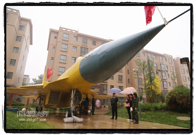 小區(qū)突然出現(xiàn)“飛機(jī)坦克”，其中殲15艦載戰(zhàn)斗機(jī)一架、99式主戰(zhàn)坦克一輛、武直-10武裝直升機(jī)一架，吸引了眾多市民雨中圍觀、合影。