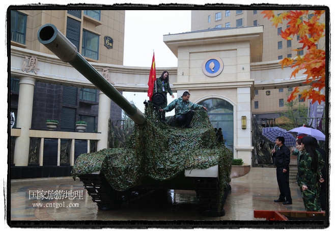 小區(qū)突然出現(xiàn)“飛機(jī)坦克”，其中殲15艦載戰(zhàn)斗機(jī)一架、99式主戰(zhàn)坦克一輛、武直-10武裝直升機(jī)一架，吸引了眾多市民雨中圍觀、合影。