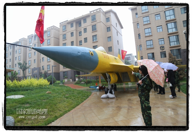 小區(qū)突然出現(xiàn)“飛機(jī)坦克”，其中殲15艦載戰(zhàn)斗機(jī)一架、99式主戰(zhàn)坦克一輛、武直-10武裝直升機(jī)一架，吸引了眾多市民雨中圍觀、合影。