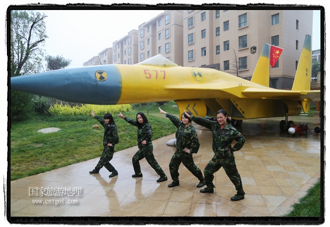 小區(qū)突然出現(xiàn)“飛機(jī)坦克”，其中殲15艦載戰(zhàn)斗機(jī)一架、99式主戰(zhàn)坦克一輛、武直-10武裝直升機(jī)一架，吸引了眾多市民雨中圍觀、合影。