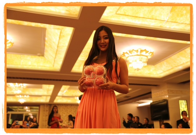 甘肅平涼：妙齡妹子表演T臺秀 不秀身材秀“金果”（圖）