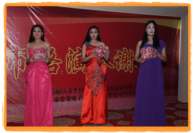 甘肅平涼：妙齡妹子表演T臺秀 不秀身材秀“金果”（圖）