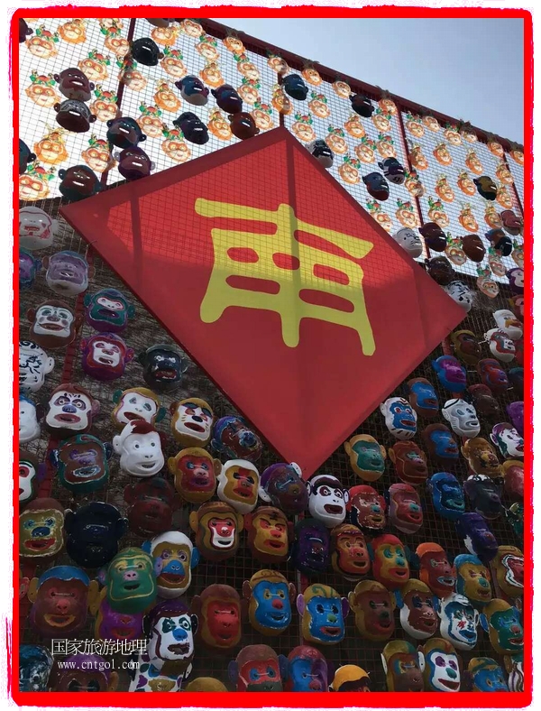 中國(guó)規(guī)模最大的猴面具彩繪在南潯古鎮(zhèn)展示。猴子真是今年最紅的動(dòng)物。 