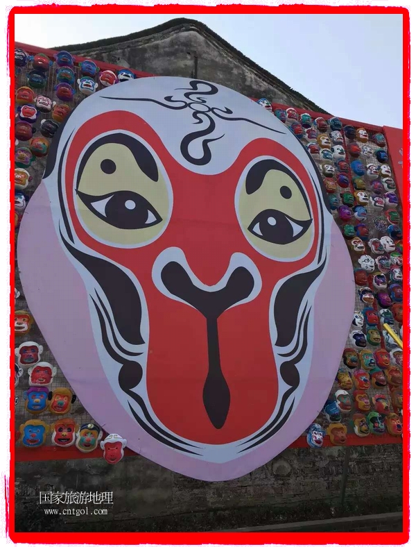 中國(guó)規(guī)模最大的猴面具彩繪在南潯古鎮(zhèn)展示。猴子真是今年最紅的動(dòng)物。 