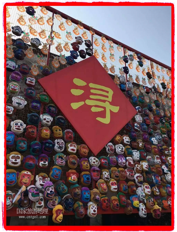 中國(guó)規(guī)模最大的猴面具彩繪在南潯古鎮(zhèn)展示。猴子真是今年最紅的動(dòng)物。 