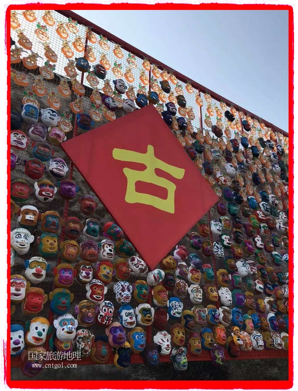 中國(guó)規(guī)模最大的猴面具彩繪在南潯古鎮(zhèn)展示。猴子真是今年最紅的動(dòng)物。 