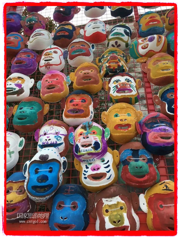 中國(guó)規(guī)模最大的猴面具彩繪在南潯古鎮(zhèn)展示。猴子真是今年最紅的動(dòng)物。 