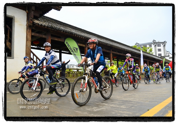 來自江西、安徽、浙江、福建等省市近千名選手參加了比賽，婺源賽道沿途的秀美風光和徽派古村落，給參賽選手留下美好的印象。