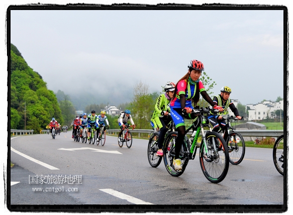來自江西、安徽、浙江、福建等省市近千名選手參加了比賽，婺源賽道沿途的秀美風光和徽派古村落，給參賽選手留下美好的印象。