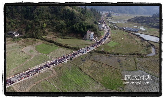 1700桌合攏宴，總長3.7公里，10380人同桌就餐，創(chuàng)歷史之最